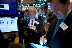 Giới đầu tư đua lệnh mua cổ phiếu